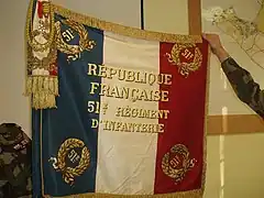 Drapeau du 51e régiment d'infanterie (Mourmelon-le-Grand, France) recto.