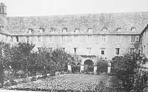 Vue du cloître du couvent des Ursulines au début du XXe siècle