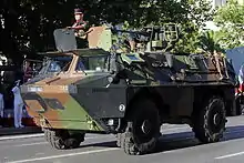 Véhicule de l'avant blindé T20-13 qui comporte un canon anti-aérien de 20 mm (canon mitrailleur de 20 mm Mle F2) lors du même événement.