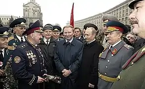 Avec Leonid Koutchma et Vladimir Poutine en 2004 pour les 60 ans de la libération de l'Ukraine.
