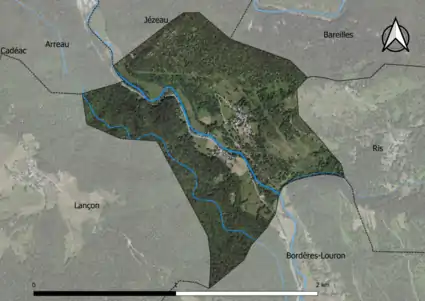 Photo aérienne en couleurs de la commune.