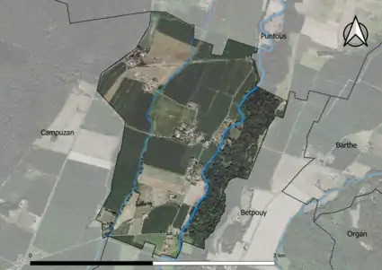 Photo aérienne en couleurs de la commune.