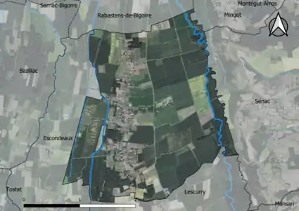 Photo aérienne en couleurs de la commune.