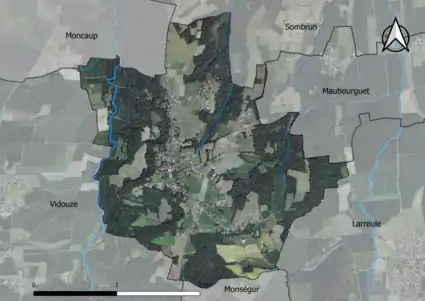 Photo aérienne en couleurs de la commune.