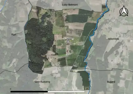 Photo aérienne en couleurs de la commune.