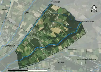 Photo aérienne en couleurs de la commune.