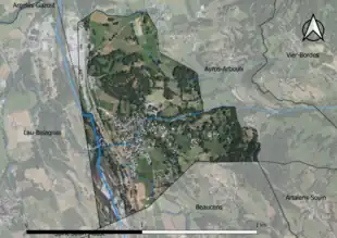 Photo aérienne en couleurs de la commune.