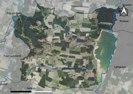 Photo aérienne en couleurs de la commune.