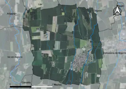 Photo aérienne en couleurs de la commune.