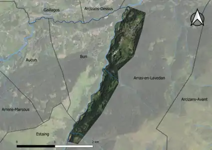 Photo aérienne en couleurs de la commune.