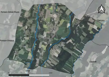 Photo aérienne en couleurs de la commune.