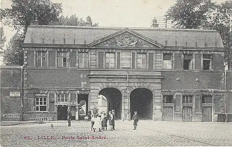 La porte Saint-André sur la place.