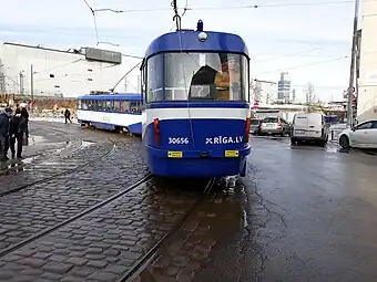 Le tramway 7 tourne de Centrāltirgus iela à Praga iela.