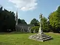 La chapelle de Lansalaün et son calvaire.