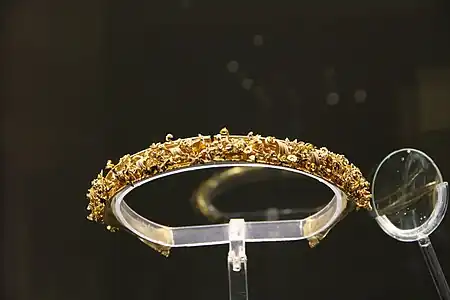 Diadème en or, grenats, cornalines. Tombe de Canosa, IVe&nbsp;siècle&nbsp;av. J.-C.