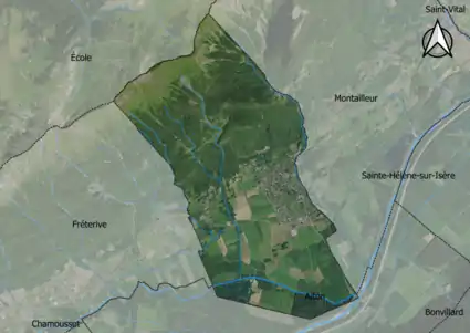 Photo aérienne en couleurs de la commune.