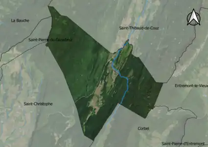 Photo aérienne en couleurs de la commune.