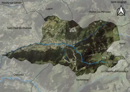 Photo aérienne en couleurs de la commune.