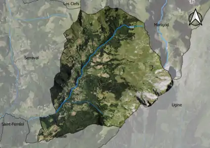 Photo aérienne en couleurs de la commune.