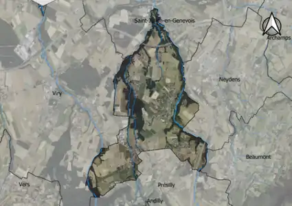 Photo aérienne en couleurs de la commune.