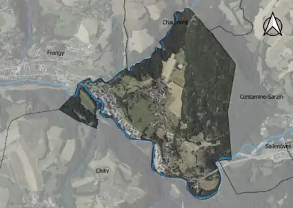 Photo aérienne en couleurs de la commune.