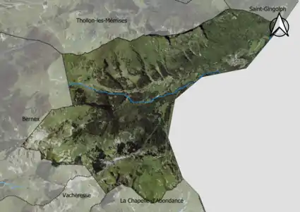 Photo aérienne en couleurs de la commune.