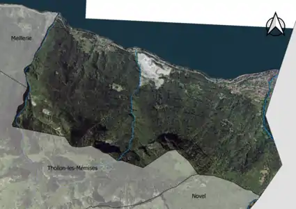 Photo aérienne en couleurs de la commune.