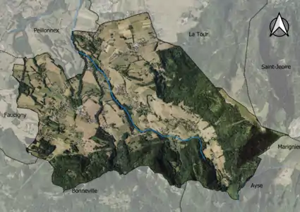 Photo aérienne en couleurs de la commune.