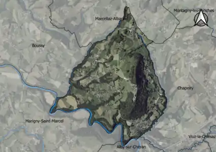 Photo aérienne en couleurs de la commune.