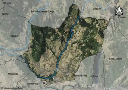 Photo aérienne en couleurs de la commune.