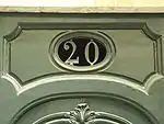 Numéro inclus dans la porte de l'immeuble, fréquent au début du XIXe siècle.
