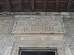 Plaque commémorant la découverte du temple.