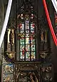 Le maitre-autel avec le vitrail de l'abside.