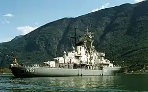 Le Deutschland à l'ancre dans le  Lustrafjord (de) près de Skjolden en juin 1980.