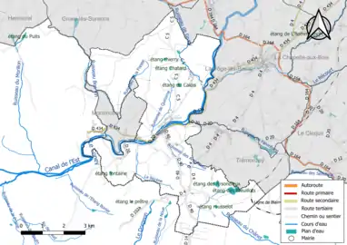 Carte en couleur présentant le réseau hydrographique de la commune