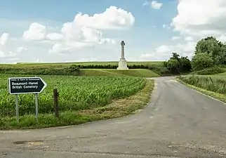 Ce cimetière est situé à proximité du 8th Argyll and Sutherland Highlanders Memorial.