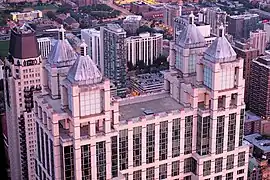 Le sommet du bâtiment vu depuis le 875 North Michigan Avenue.