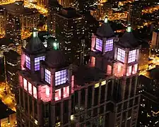 La nuit, les quatre « lanternes » s'illuminent.