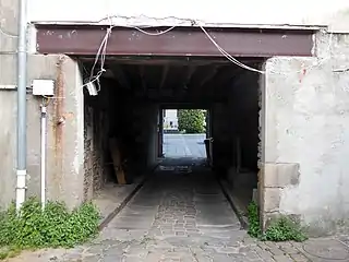 Vue de la cour en direction du Cours des 50 Otages