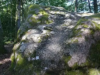 La pierre no 1 avec formes de marches à gauche.