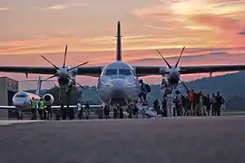 L’aire de stationnement des vols commerciaux.