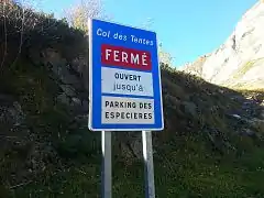 Panneau signalant une fermeture hivernale.