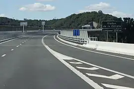 Panneau C24a sur une autoroute à trois voies de circulation