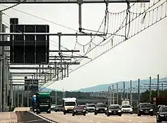 L'autoroute A5 équipée de caténaires à Gräfenhausen.