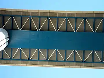 La sous-face du tablier.