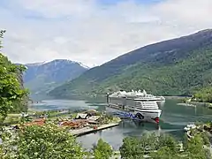 Le AIDAprima, un bâtiment de la société Aida Cruises, à quai à Flåm. Juin 2022.