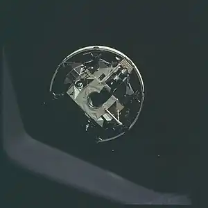 Le module lunaire, encore attaché au 3e étage de la fusée, avant que Collins ne s'y amarre.
