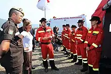 Femme passant la troupe en revue.