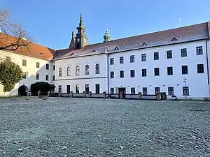 Bâtiment de style baroque à trois niveaux.