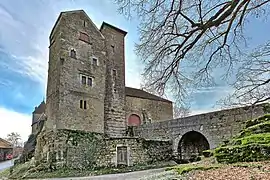 Entrée et donjon du château.